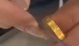 女子嫌金价太高在家自制金戒指 基本没怎么打磨