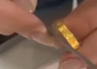 女子嫌金价太高在家自制金戒指 基本没怎么打磨