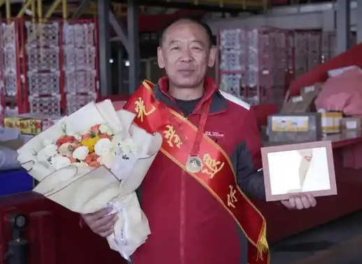 北漂快递大叔首笔退休金10780元 为什么这么高？