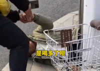 外卖小哥救醒醉酒路人后放声大哭 实在太让人感动了