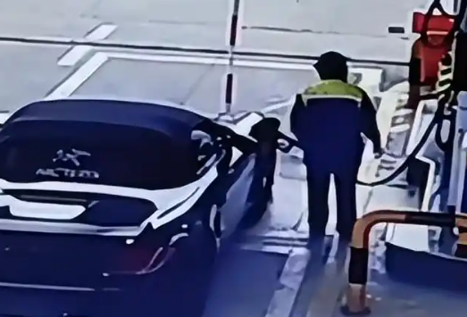 加油后逃单的保时捷男司机落网了 为什么逃单？