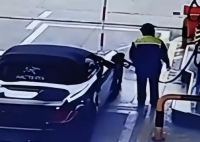 加油后逃单的保时捷男司机落网了 为什么逃单？