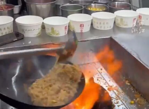 小伙卖炒饭净赚50万:真收入不怕打假 这也太厉害了