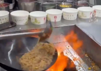 小伙卖炒饭净赚50万:真收入不怕打假 这也太厉害了