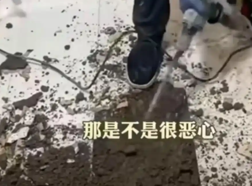 女子吐槽楼上邻居马桶正对自家厨房 实在太让人恶心了