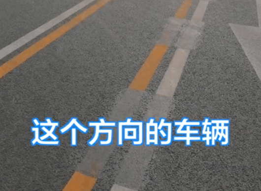 一车主等掉头红灯被后车“滴滴” 为什么引热议？