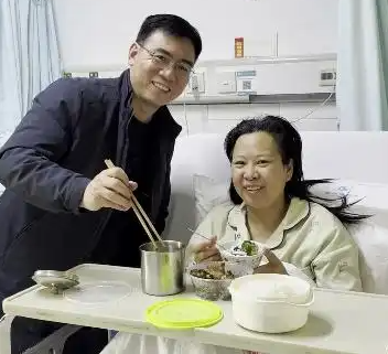 男子停车救人救到自己老婆 这也太暖心了