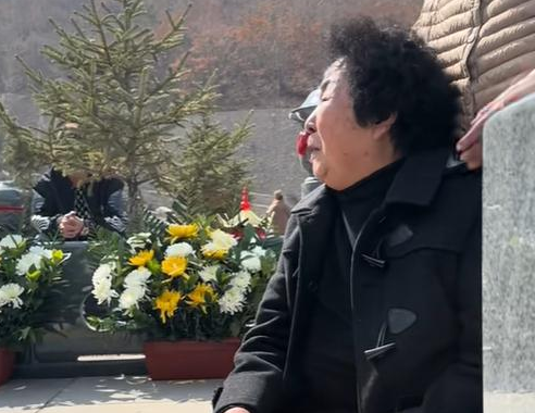 田姥姥看望离世老伴在墓前痛哭 难掩思念之情