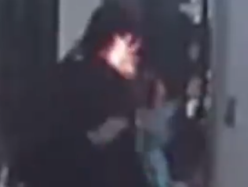 女子划破氢气球摸门把手瞬间起火 这也太危险了