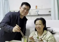 男子停车救人救到自己老婆 这也太暖心了