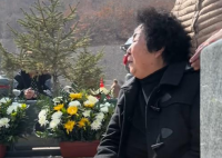 田姥姥看望离世老伴在墓前痛哭 难掩思念之情