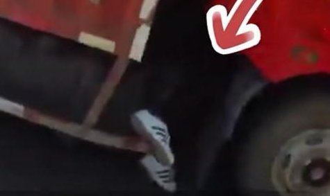 路人看到货车里现疑似人脚吓得报警 到底是什么情况？