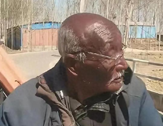 男生偶遇三个晒成“非洲人”的大爷 究竟是怎么回事？