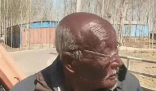 男生偶遇三个晒成“非洲人”的大爷 究竟是怎么回事？