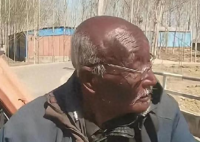 男生偶遇三个晒成“非洲人”的大爷 究竟是怎么回事？