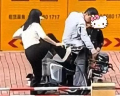 妻子屡次猛踹电动车 丈夫默默扶车 究竟是怎么回事？