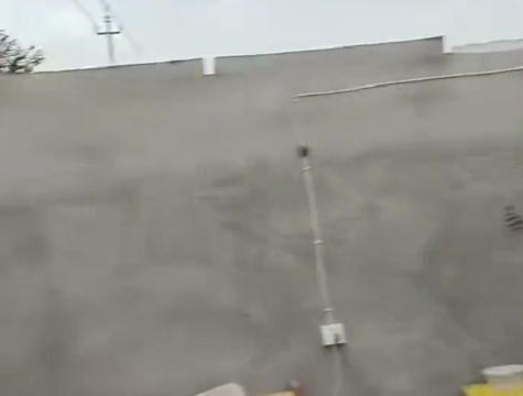 女子家整排窗户被大风吹掉 实在太恐怖了