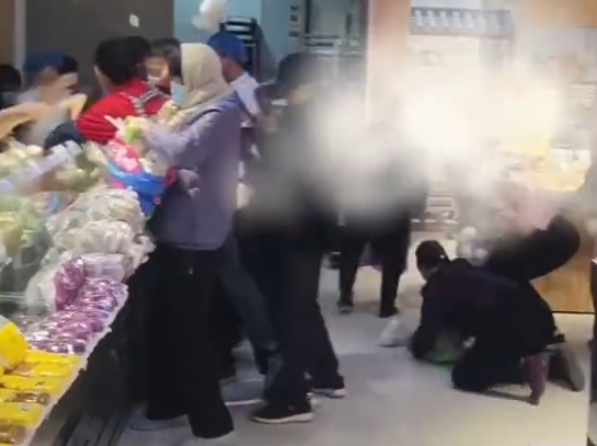 超市回应将馒头扔地上给大爷大妈抢 为什么引争议？