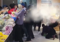 超市回应将馒头扔地上给大爷大妈抢 为什么引争议？