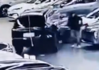 沈阳车展一SUV引发多车碰撞受损 为什么撞车？