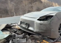 特斯拉提车11天撞报废车主又提一辆 实在太悲剧了
