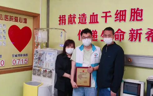 夫妻闭店3天陪儿子救了个人 实在太感人了