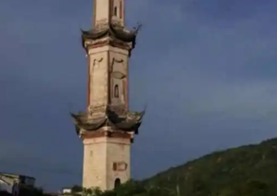 四川一超百年文物白塔出现倾斜 究竟是怎么回事？