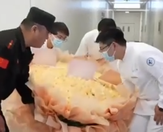 女子重度抑郁治愈送999朵玫瑰谢医生 实在太感人了