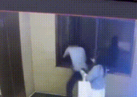 酒店回应撞碎窗户男子已赔偿 为什么引争议？