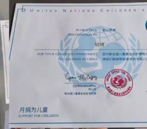 一家三口被撞后 老人发现儿子秘密 实在太悲剧了