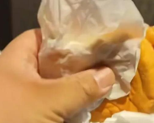 男孩称汉堡有异味父亲要求退款 究竟是怎么回事？