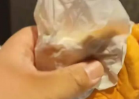 男孩称汉堡有异味父亲要求退款 究竟是怎么回事？