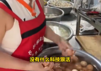 女子1分钟剥130个煮鸡蛋 属熟能生巧