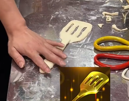 河南一老板制作铲子造型烧饼宠客 到底是什么样的？