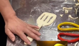 河南一老板制作铲子造型烧饼宠客 到底是什么样的？
