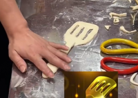 河南一老板制作铲子造型烧饼宠客 到底是什么样的？
