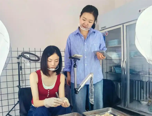 90后女生直播拔鸡屁股毛万人观看 为什么这么火？