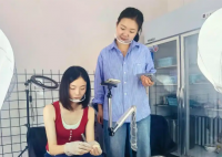 90后女生直播拔鸡屁股毛万人观看 为什么这么火？