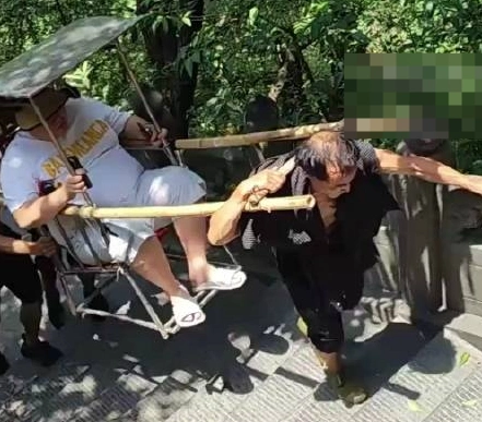 “重量级”游客雇3名轿夫抬轿下山 这也太会享受了