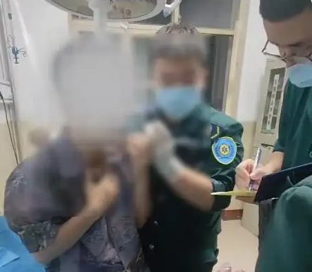 急救人员回应男子脖子被扎烧烤签 实在太可怕了