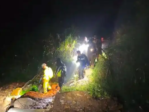 4名上海游客被困山顶悬崖边 事件始末2025最新消息