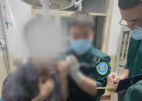 急救人员回应男子脖子被扎烧烤签 实在太可怕了