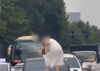 女子路上持械打砸多辆车被逮捕 究竟是怎么回事？