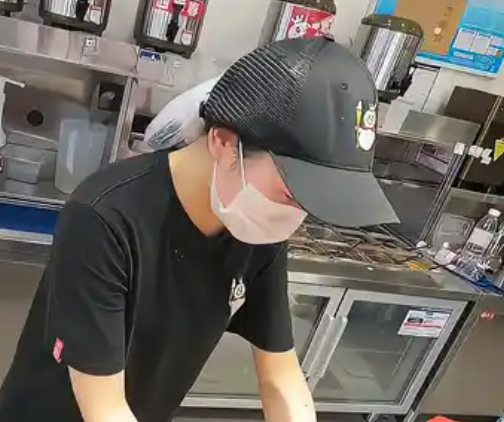 骑手安慰因订单多崩溃的女店员 实在太暖心了