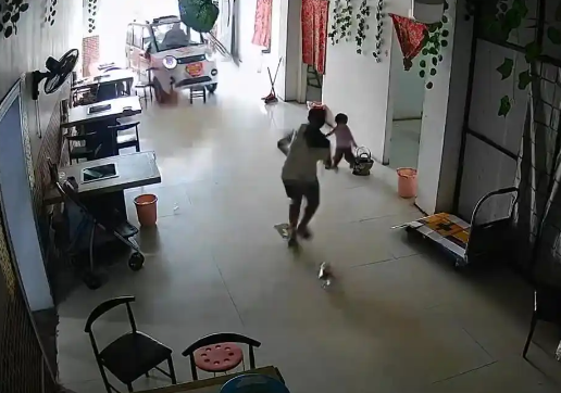 11岁姐姐飞身救妹 爷爷称不要赔偿 简直太危险了