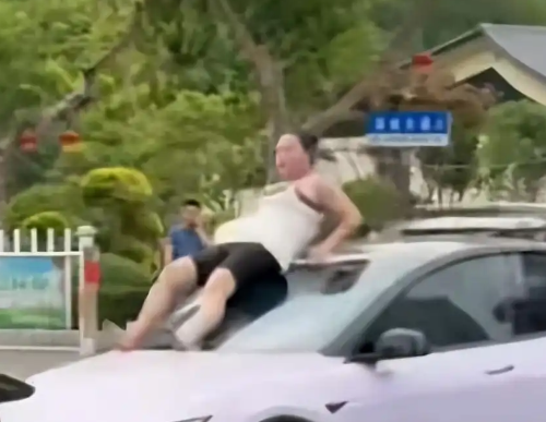 女子当街打砸汽车:系精神病发作 究竟是怎么回事？