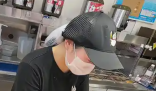 骑手安慰因订单多崩溃的女店员 实在太暖心了