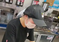 骑手安慰因订单多崩溃的女店员 实在太暖心了