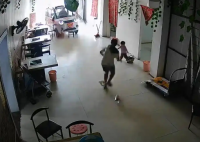 11岁姐姐飞身救妹 爷爷称不要赔偿 简直太危险了