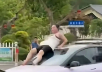 女子当街打砸汽车:系精神病发作 究竟是怎么回事？